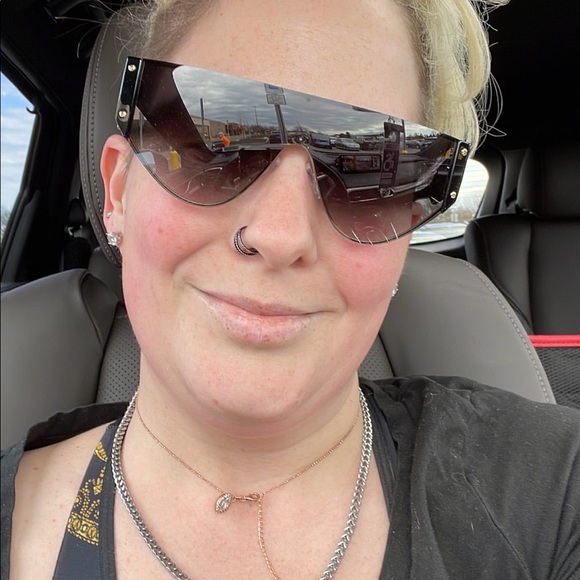 Meet your Posher, Danielle - Picture 3 of 6